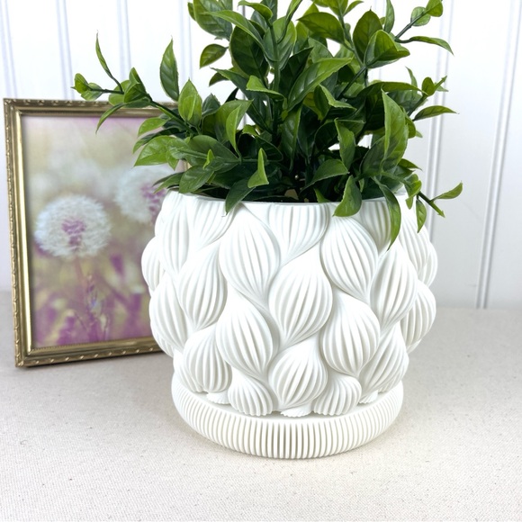 Bold Textured Planter, Ripple Planter Pot, Indoor Flower Pot, Modern Succulents - Picture 1 of 9